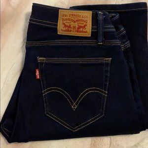 529 Curvy Skinny LEVI’S!